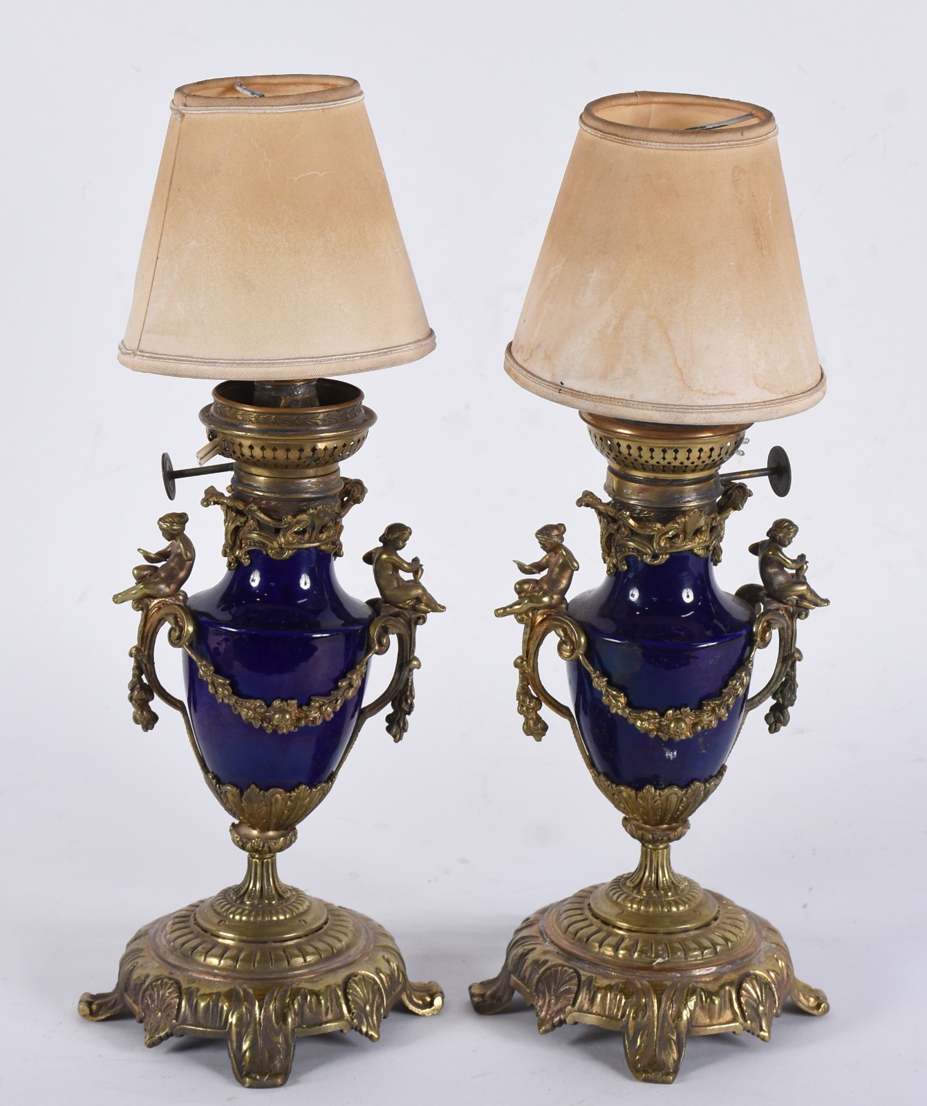 Antigo par de luminárias de porcelana francesa azul cobalto ricamente... - foto 1 de 7