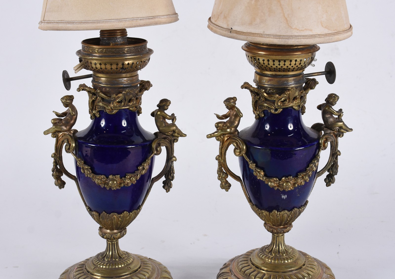 Antigo par de luminárias de porcelana francesa azul cobalto ricamente... - foto 2 de 7