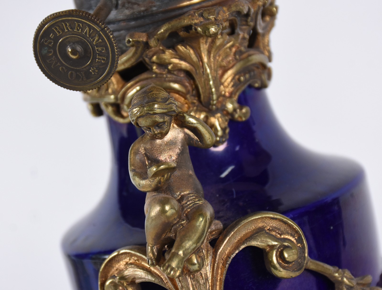 Antigo par de luminárias de porcelana francesa azul cobalto ricamente... - foto 3 de 7