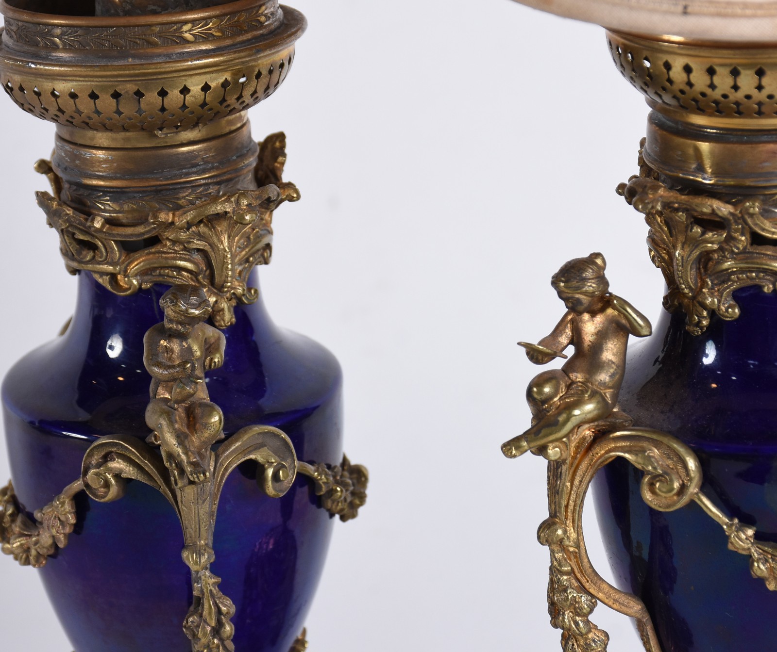Antigo par de luminárias de porcelana francesa azul cobalto ricamente... - foto 4 de 7