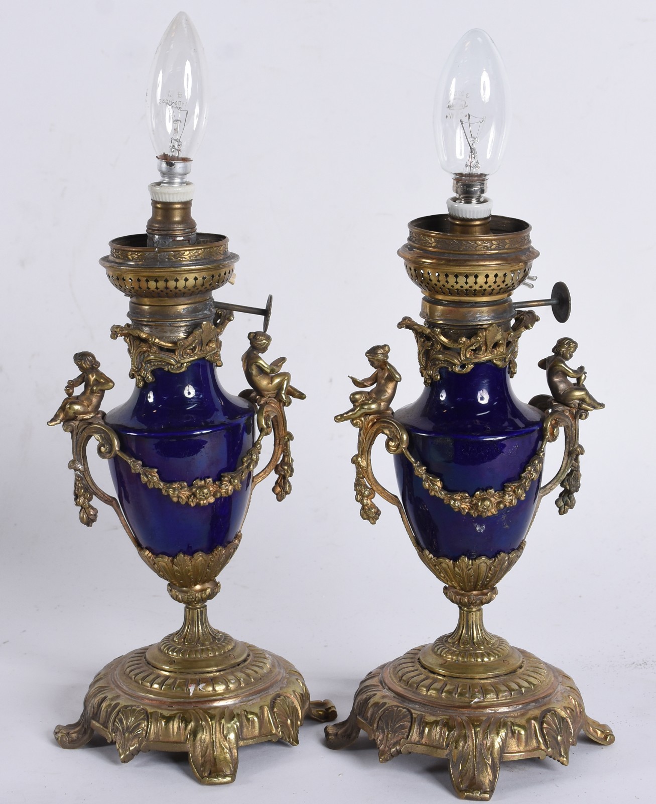 Antigo par de luminárias de porcelana francesa azul cobalto ricamente... - foto 5 de 7