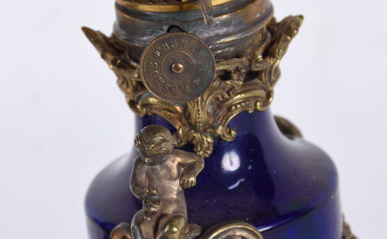 Antigo par de luminárias de porcelana francesa azul cobalto ricamente... - foto 6 de 7