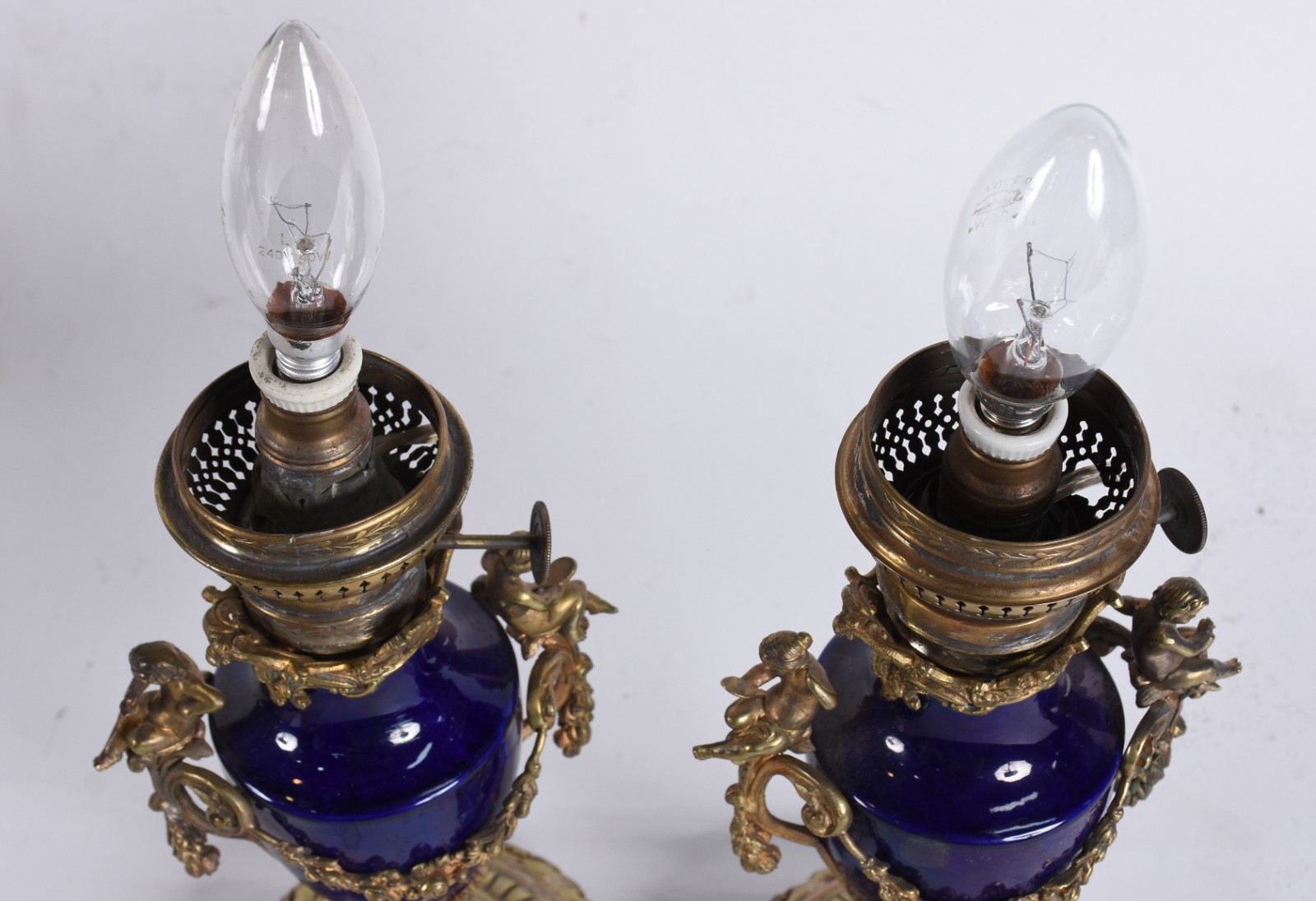 Antigo par de luminárias de porcelana francesa azul cobalto ricamente... - foto 7 de 7