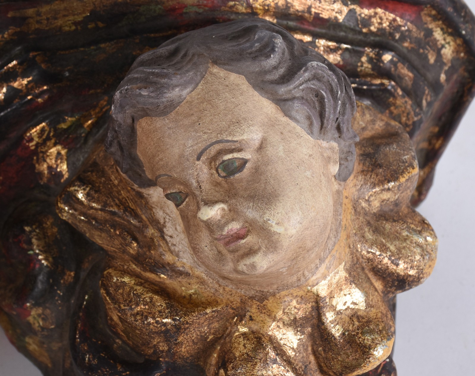 Par de antigas peanhas de madeira entalhada com figuras de anjos em... - foto 2 de 7