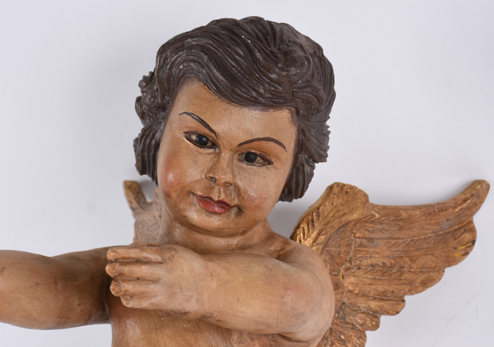 Escultura de madeira entalhada e policromada representando Anjo. - foto 2 de 5