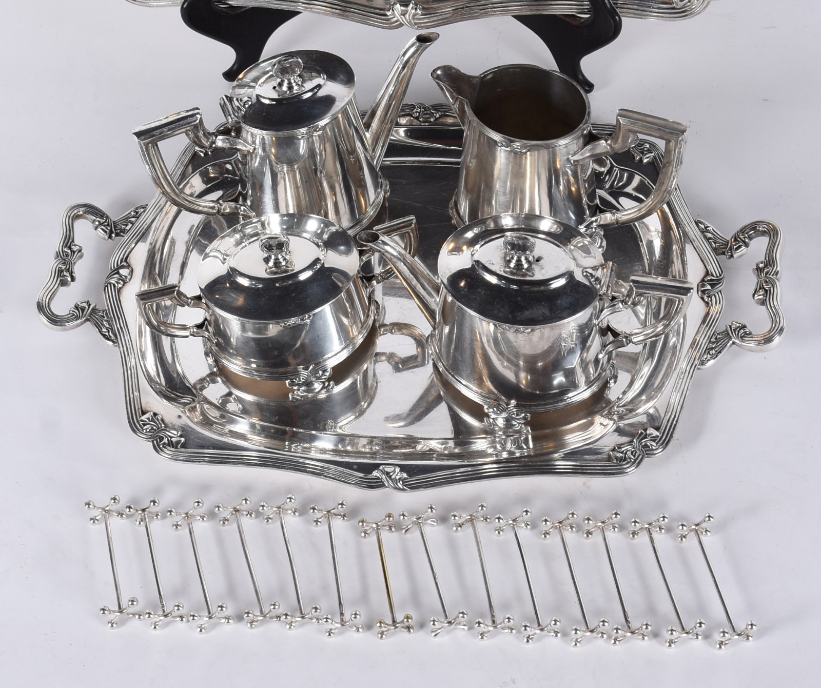 Diversas peças, sendo: baixela de chá e café de metal com 5 peças... - foto 2 de 9