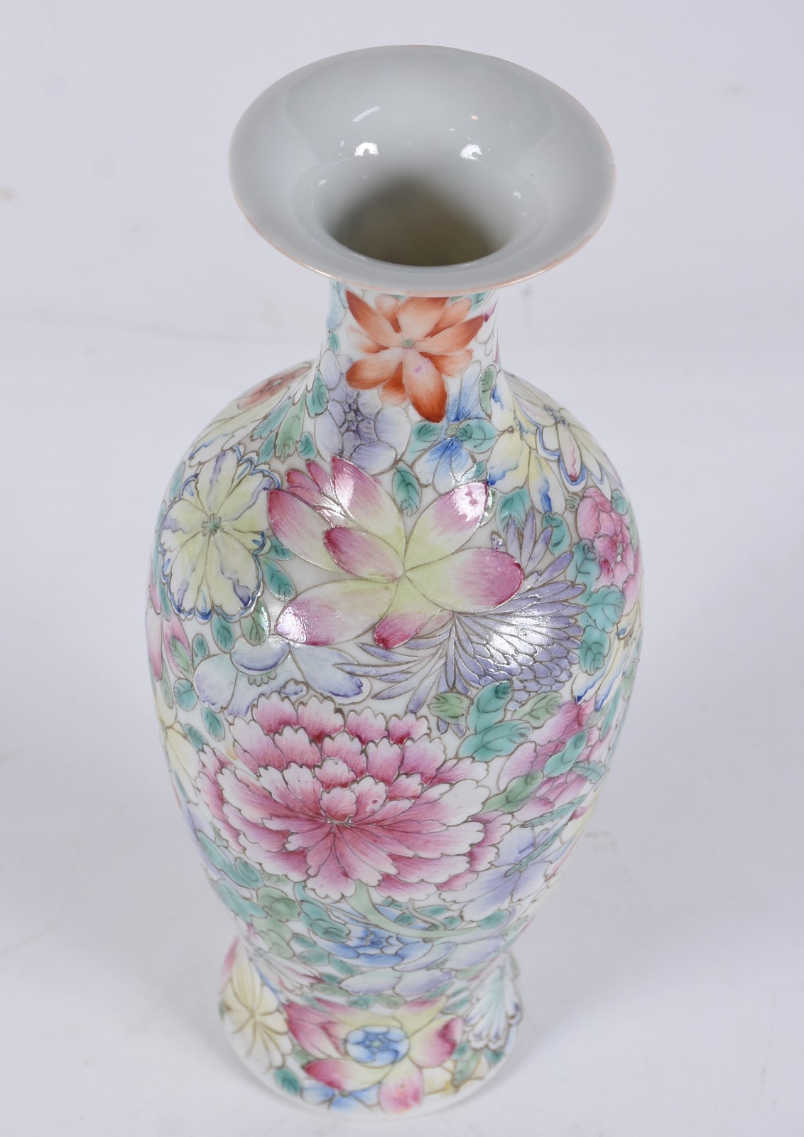 Vaso de porcelana oriental com flores em policromia. - foto 3 de 6