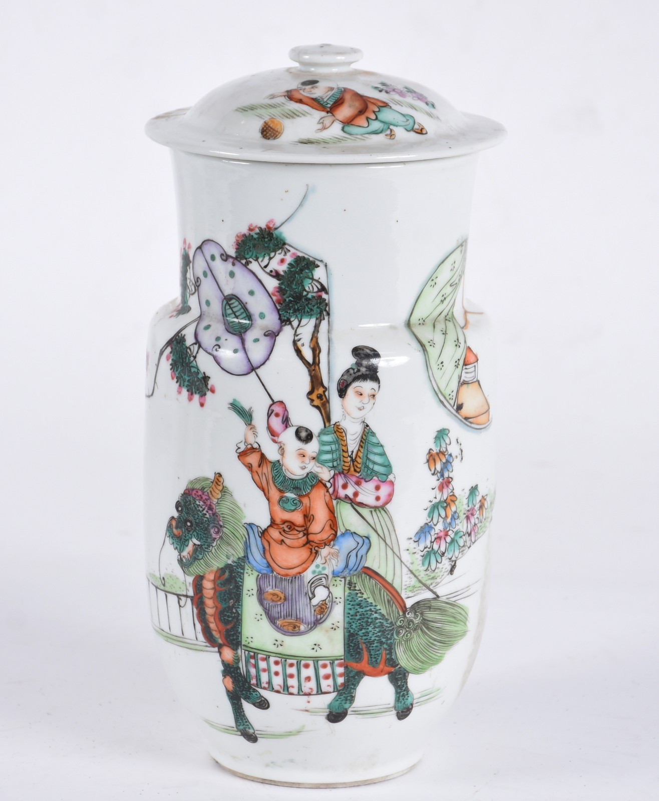Antigo pote de porcelana chinesa decorado com cena típica em... - foto 1 de 7