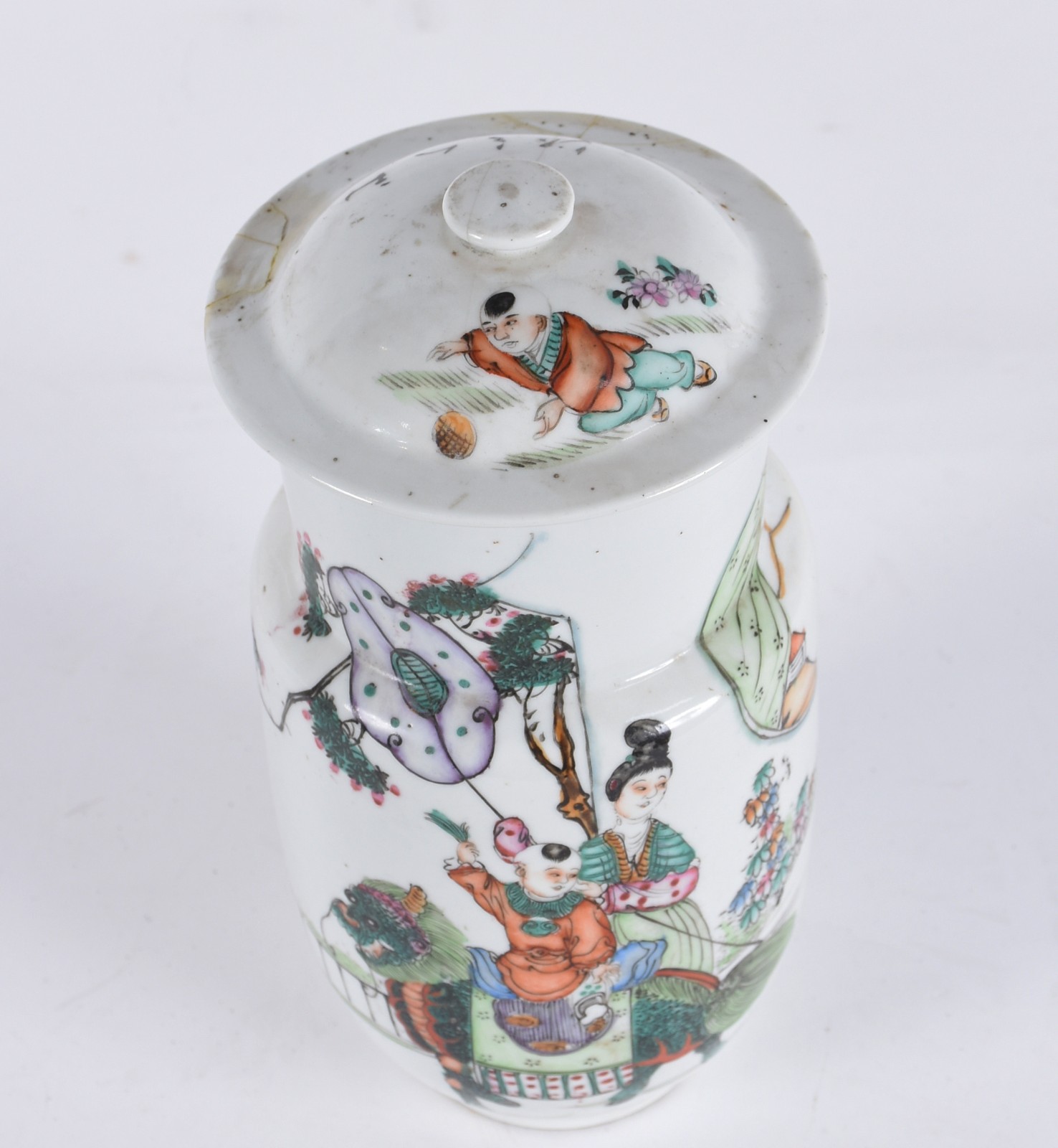 Antigo pote de porcelana chinesa decorado com cena típica em... - foto 2 de 7