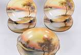 Conjunto para sobremesa de porcelana japonesa N... - Conjunto para sobremesa de porcelana japonesa Noritake, decorados com paisagem em policromia, composto de saladeira 6 pratos. Total: 7 peças.