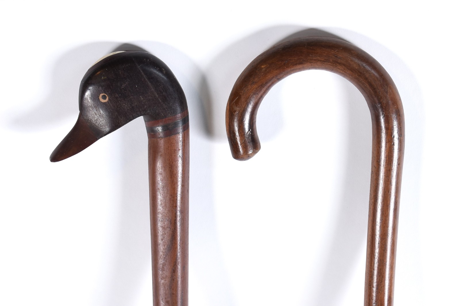 Duas bengalas de madeira nobre, uma com castão no feitio pato. - foto 1 de 4