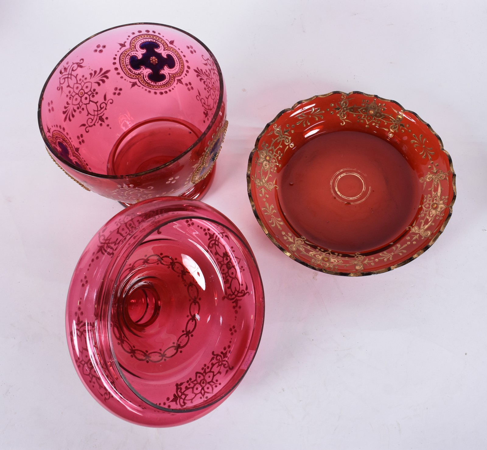 Grande potiche de cristal europeu na cor rosa, ricamente decorado com... - foto 4 de 7