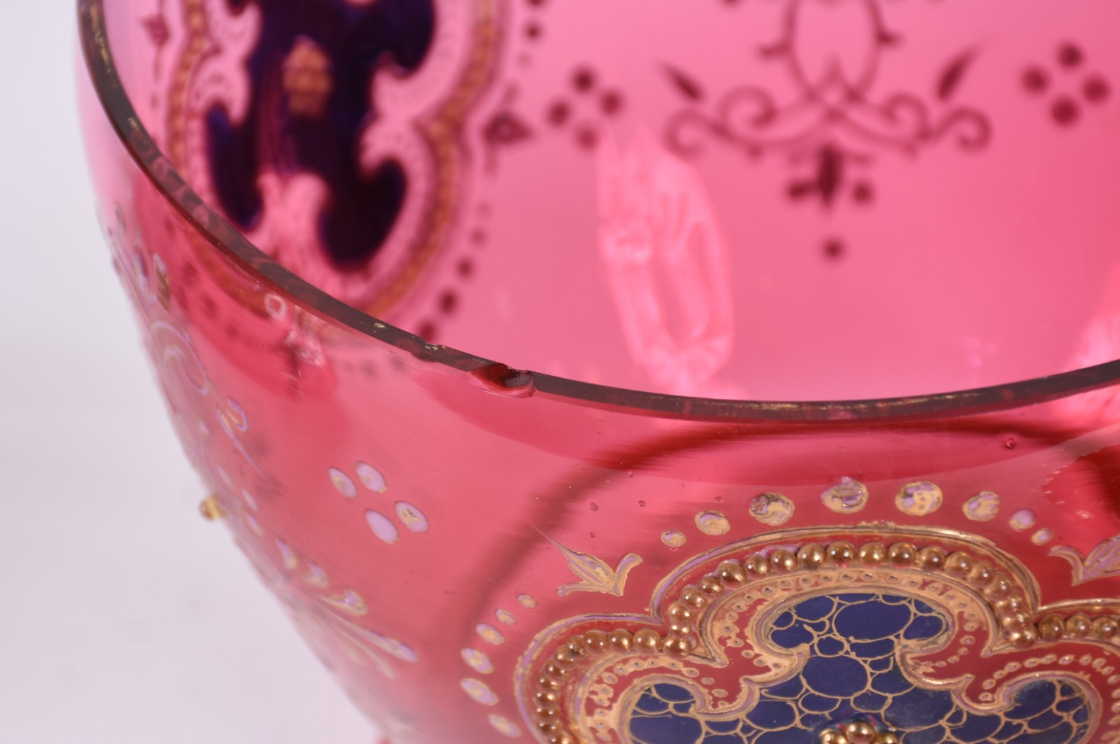 Grande potiche de cristal europeu na cor rosa, ricamente decorado com... - foto 7 de 7