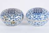 Duas antigas caixas de porcelana chinesa azul e... - Duas antigas caixas de porcelana chinesa azul e branca, feitio redondas,  selos vermelhos na base, fio de cabelo.
