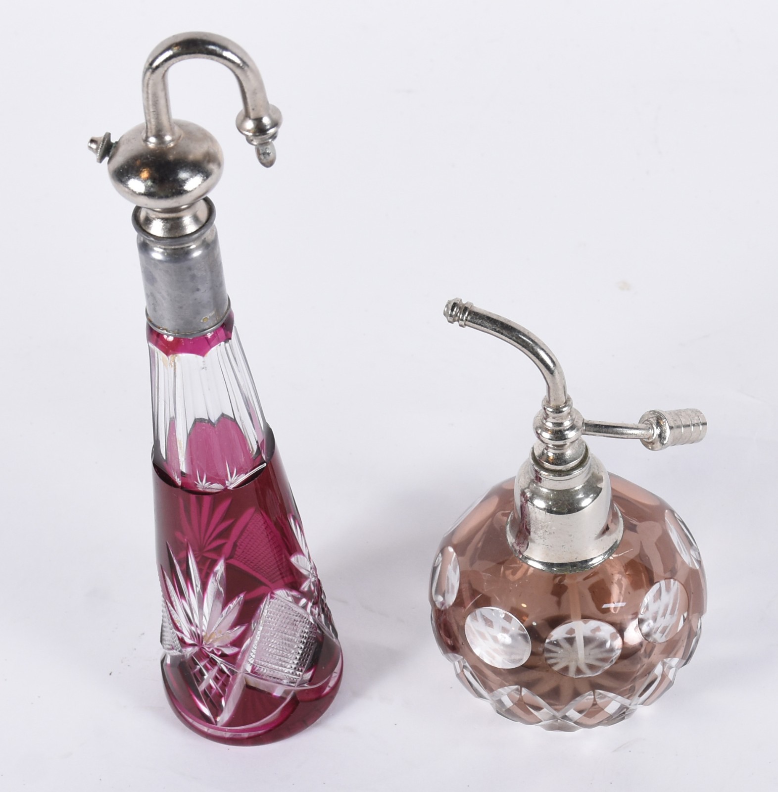 Dois perfumeiros de cristal europeu doublé rubi e marrom lapidados... - foto 2 de 4