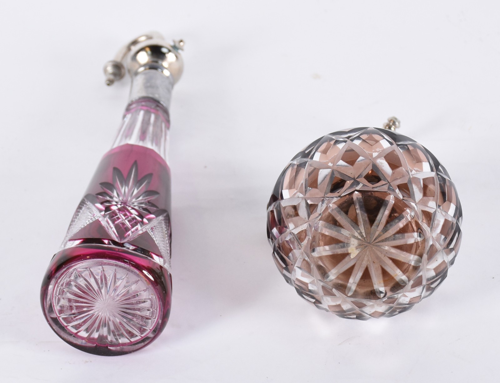 Dois perfumeiros de cristal europeu doublé rubi e marrom lapidados... - foto 4 de 4