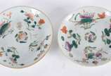 Par de antigos pratos de porcelana chinesa poli... - Par de antigos pratos de porcelana chinesa policromada, um deles assinado no verso, quebrado e colado na borda.