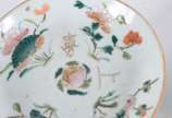 Par de antigos pratos de porcelana chinesa poli... - Par de antigos pratos de porcelana chinesa policromada, um deles assinado no verso, quebrado e colado na borda.