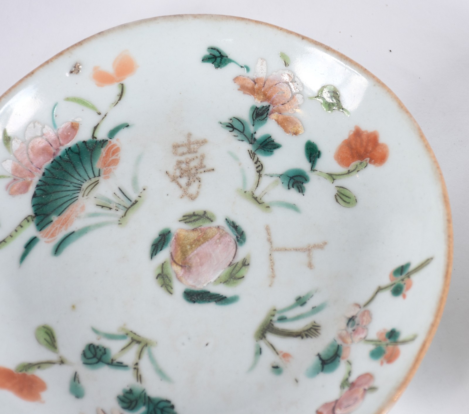 Par de antigos pratos de porcelana chinesa policromada, um deles... - foto 2 de 6