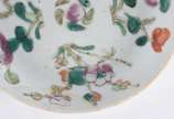 Par de antigos pratos de porcelana chinesa poli... - Par de antigos pratos de porcelana chinesa policromada, um deles assinado no verso, quebrado e colado na borda.
