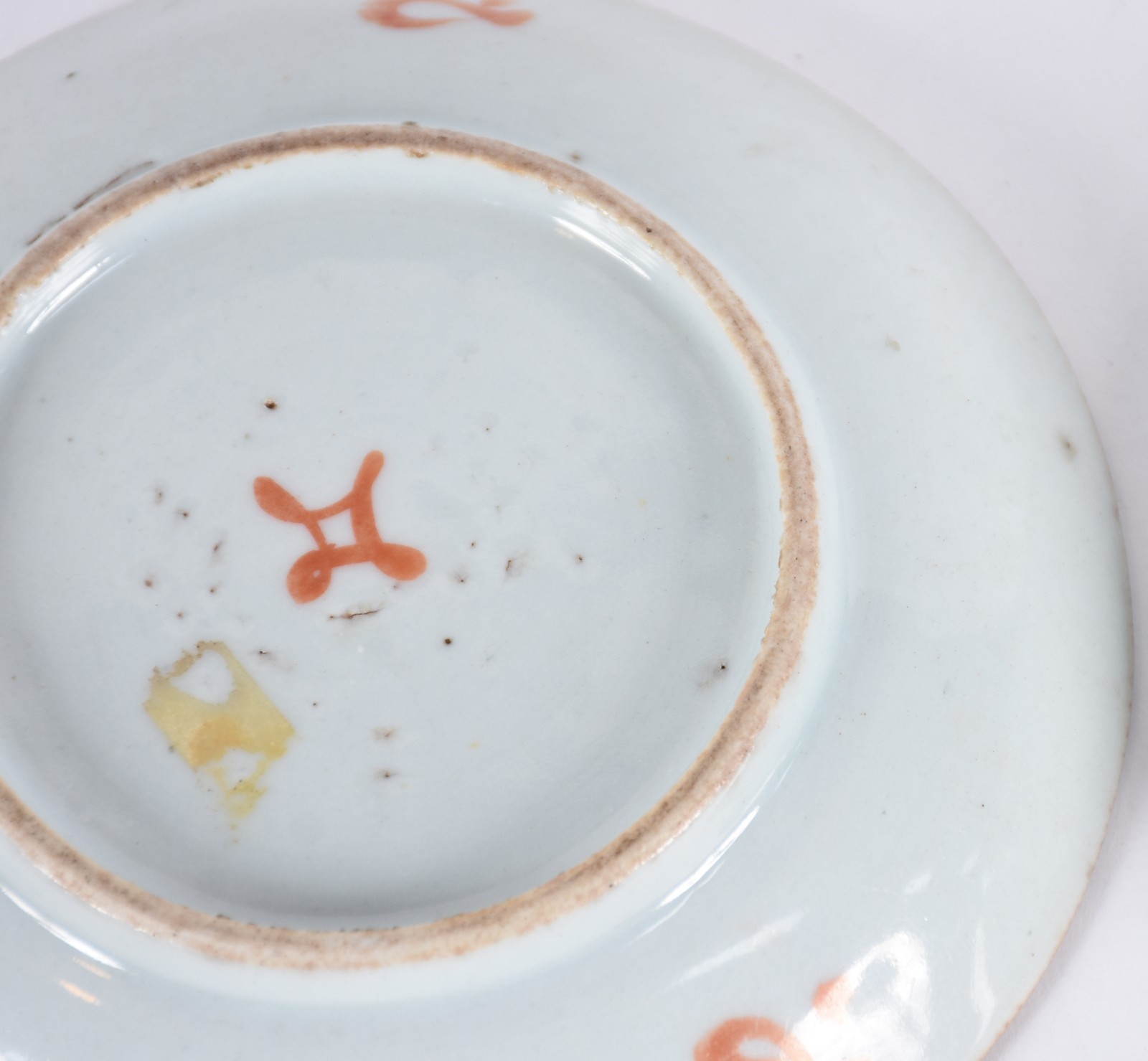 Par de antigos pratos de porcelana chinesa policromada, um deles... - foto 6 de 6