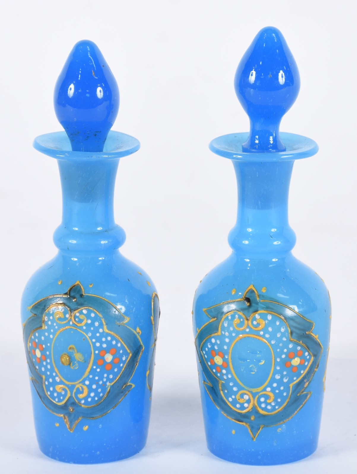 Par de perfumeiros de opalina azul com guirlandas em policromia. - foto 1 de 5