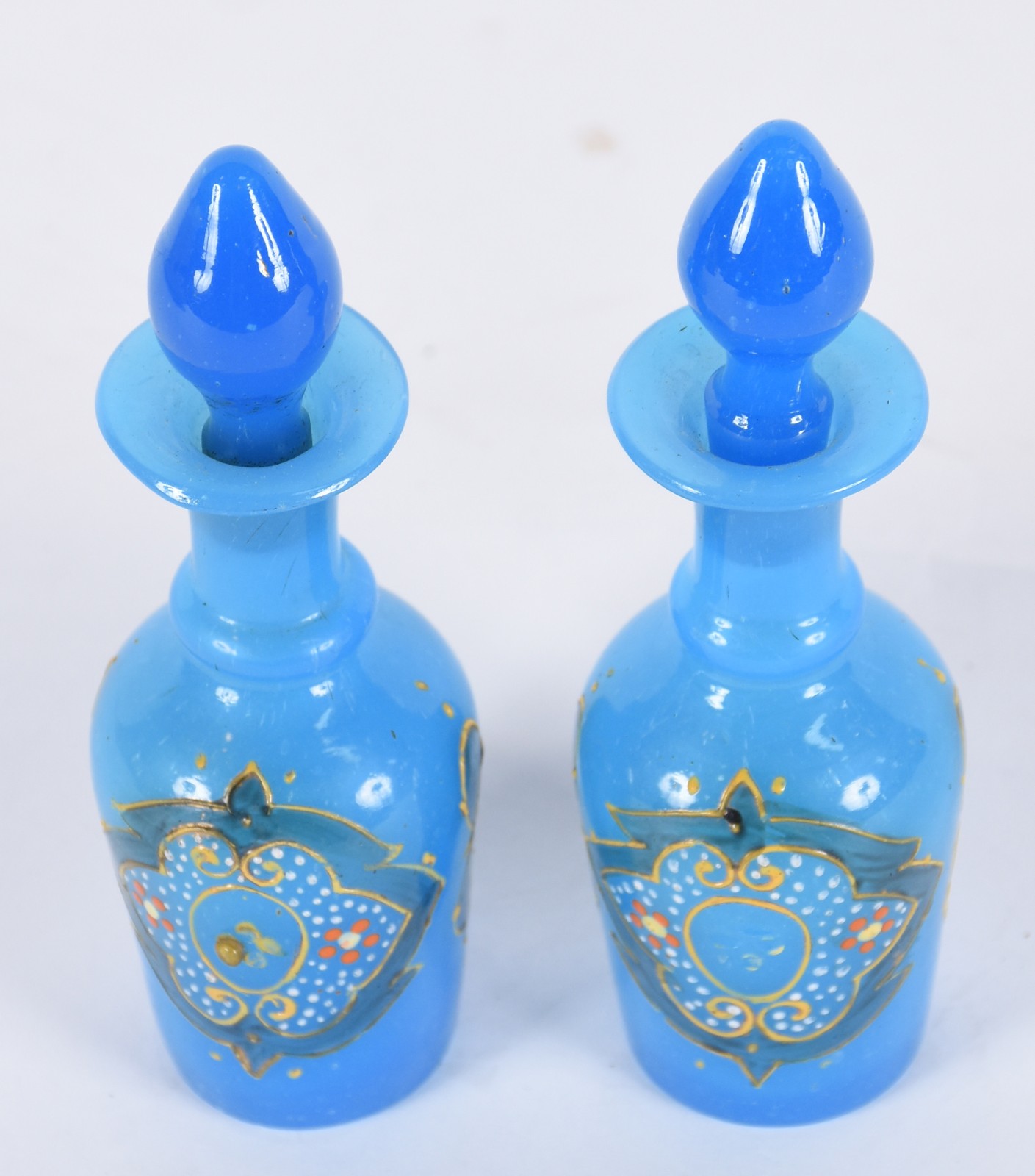 Par de perfumeiros de opalina azul com guirlandas em policromia. - foto 2 de 5