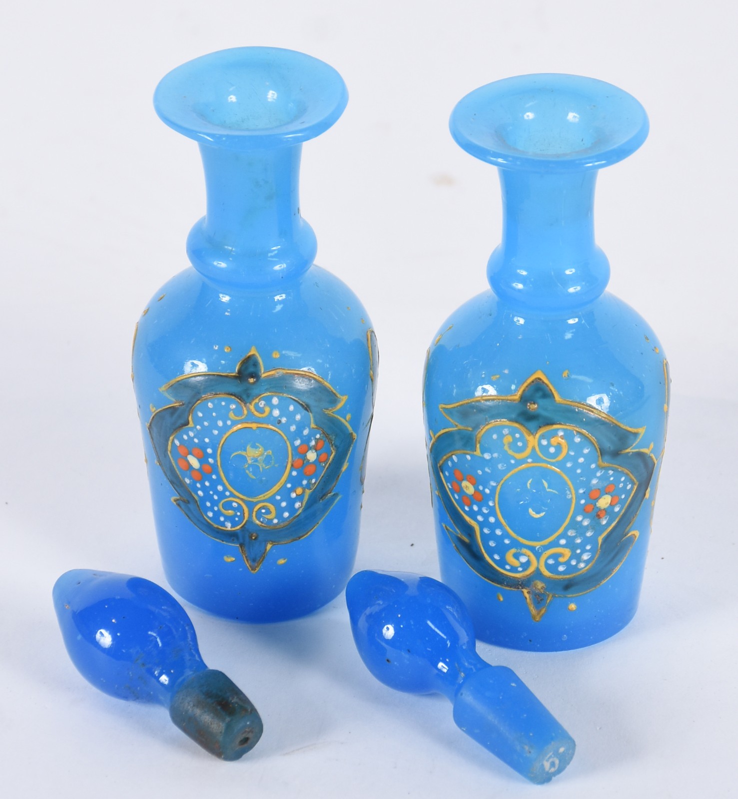 Par de perfumeiros de opalina azul com guirlandas em policromia. - foto 4 de 5