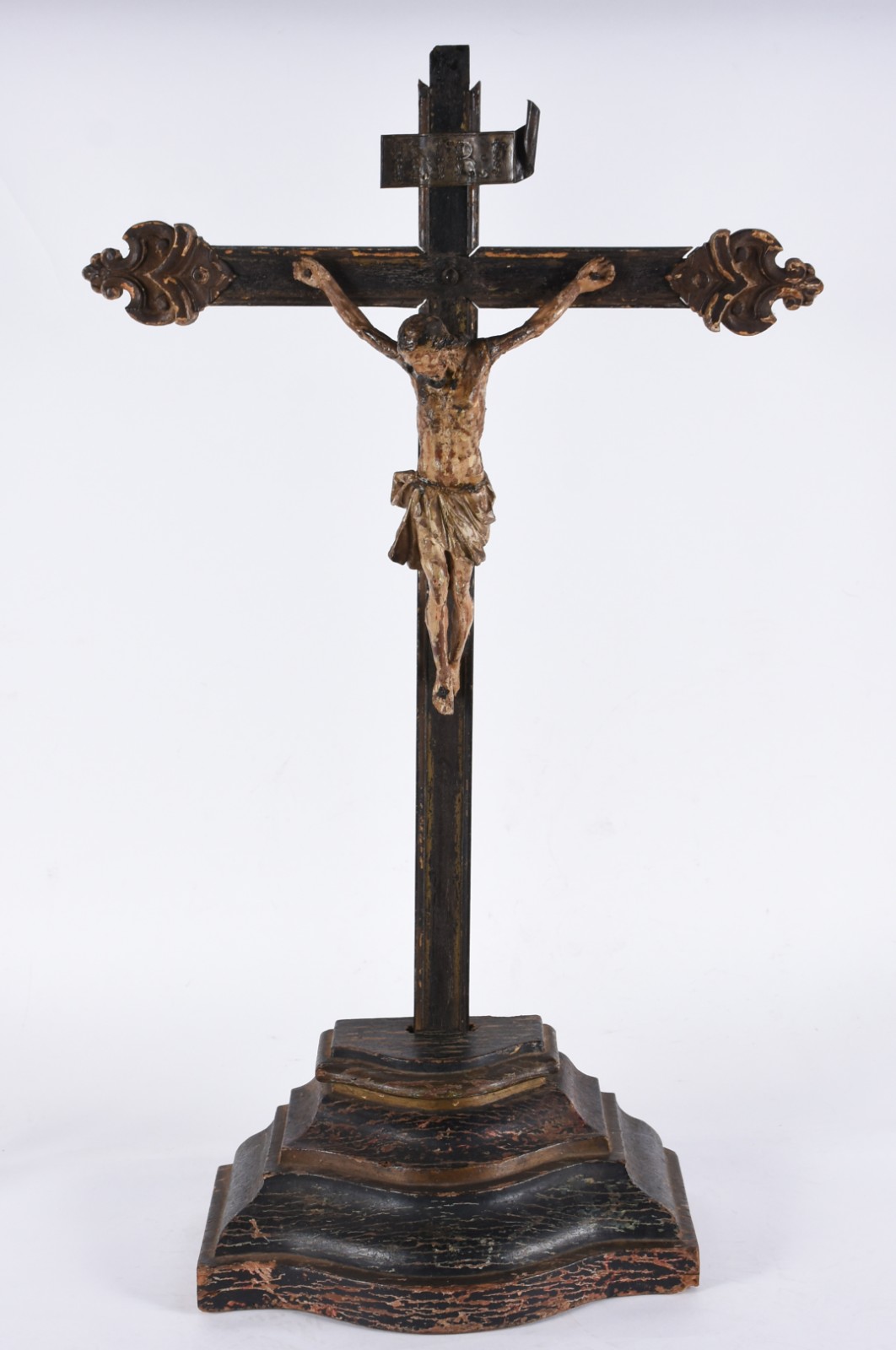 Crucifixo português de madeira policromada com figura de Cristo... - foto 1 de 9