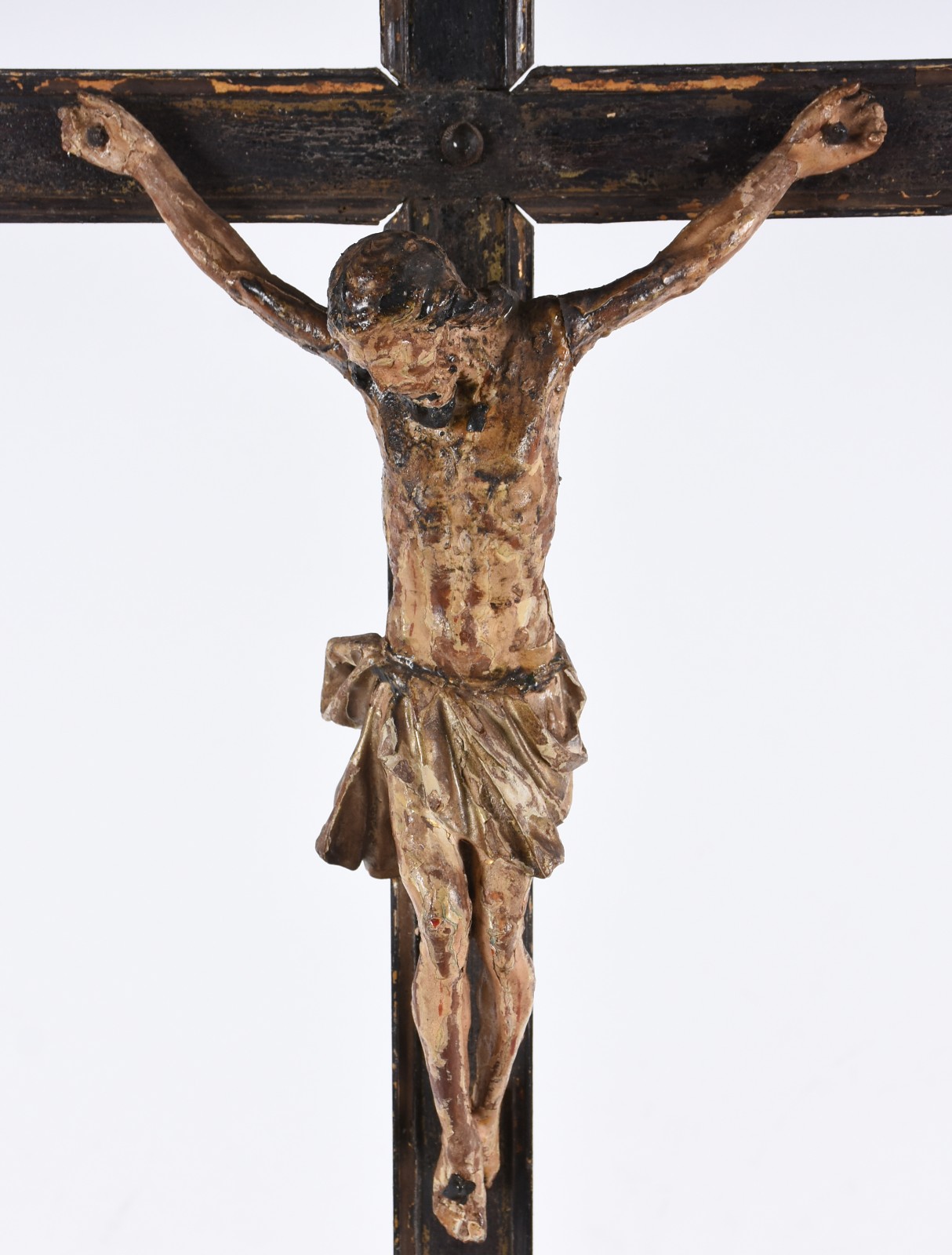 Crucifixo português de madeira policromada com figura de Cristo... - foto 2 de 9
