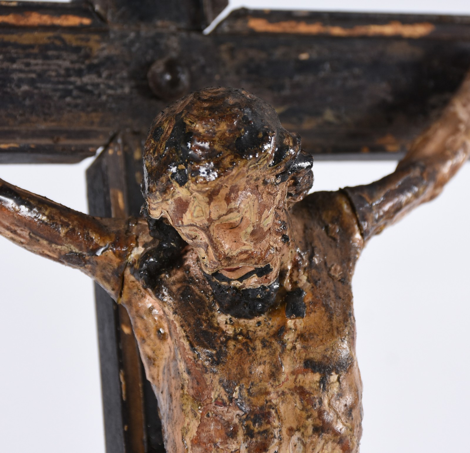 Crucifixo português de madeira policromada com figura de Cristo... - foto 3 de 9