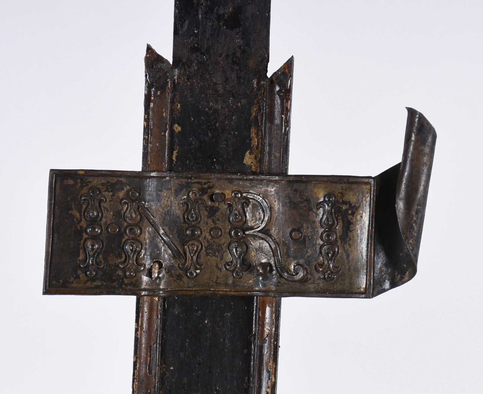Crucifixo português de madeira policromada com figura de Cristo... - foto 7 de 9
