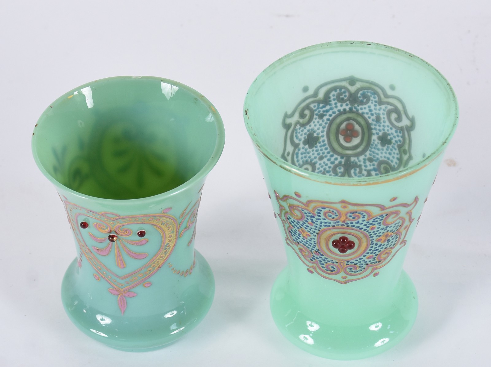 Dois pequenos vasos de opalina na cor verde com guirlandas em... - foto 2 de 4