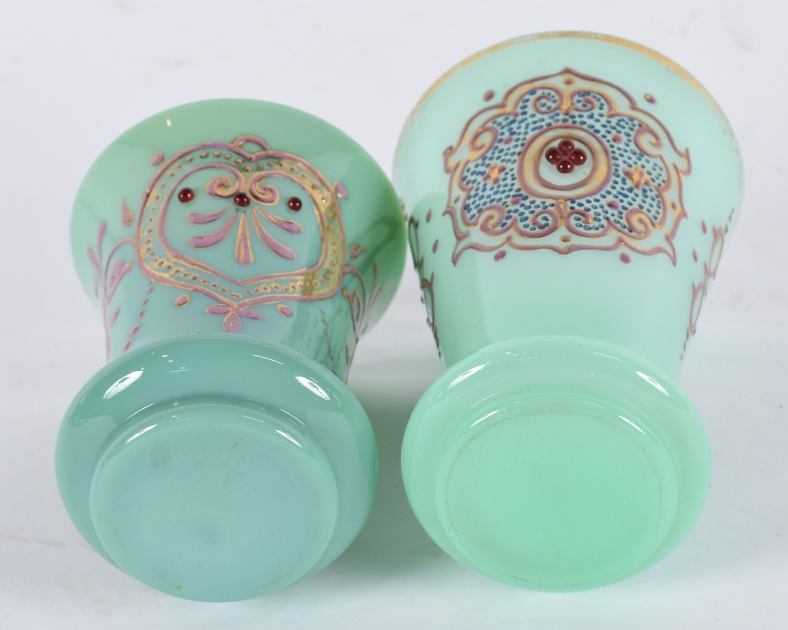 Dois pequenos vasos de opalina na cor verde com guirlandas em... - foto 4 de 4