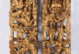 Par de talhas chinesas ricamente trabalhadas em... - Par de talhas chinesas ricamente trabalhadas em madeira dourada com figuras, pagodes e animais.