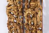 Par de talhas chinesas ricamente trabalhadas em... - Par de talhas chinesas ricamente trabalhadas em madeira dourada com figuras, pagodes e animais.
