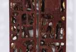 Par de talhas chinesas ricamente trabalhadas em... - Par de talhas chinesas ricamente trabalhadas em madeira dourada com figuras, pagodes e animais.