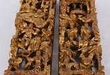 Par de talhas chinesas ricamente trabalhadas em... - Par de talhas chinesas ricamente trabalhadas em madeira dourada com figuras, pagodes e animais.