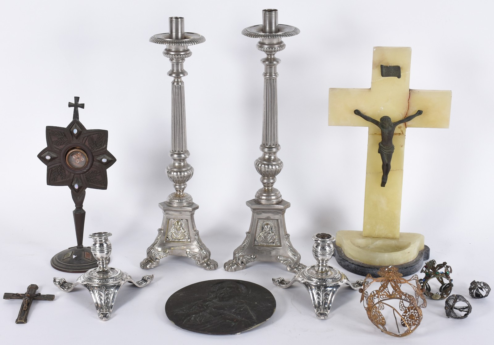 Diversas peças sacras, sendo: par de tocheiros de metal; par de... - foto 1 de 8