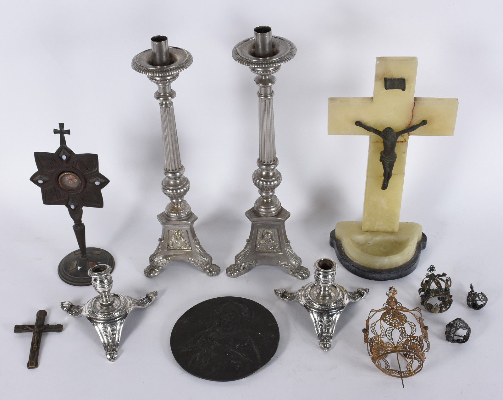 Diversas peças sacras, sendo: par de tocheiros de metal; par de... - foto 2 de 8