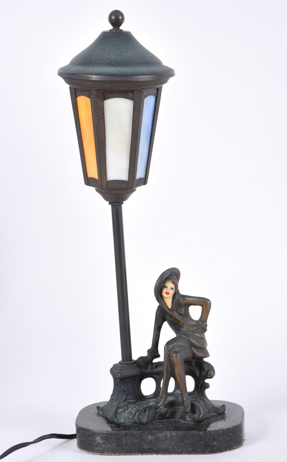 Luminária de metal com figura feminina e poste, base de mármore. - foto 1 de 4