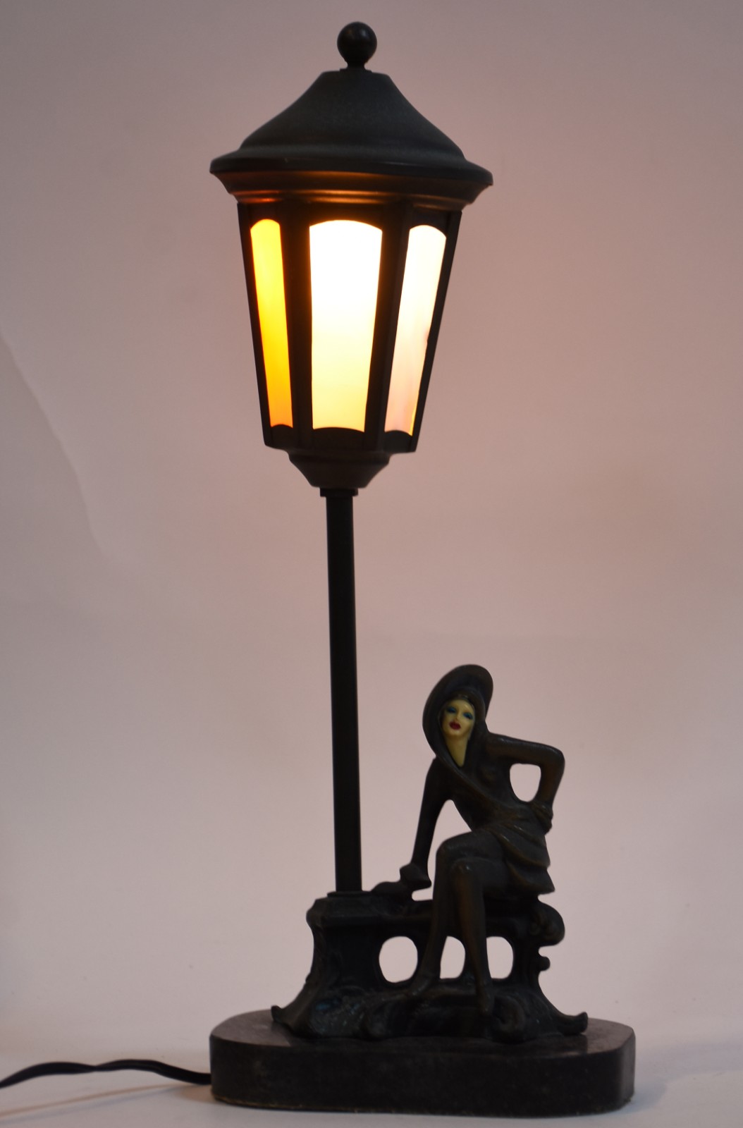 Luminária de metal com figura feminina e poste, base de mármore. - foto 2 de 4