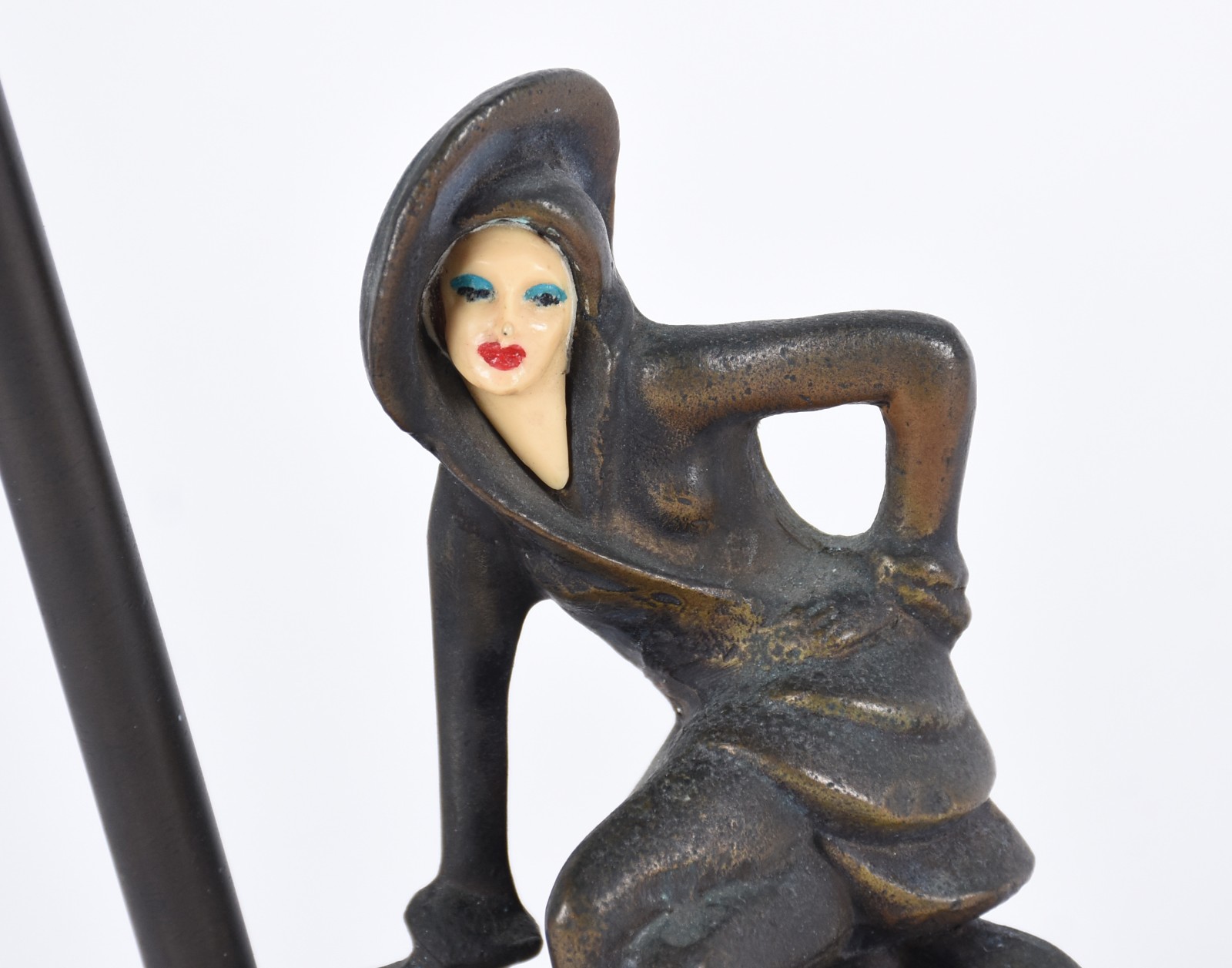 Luminária de metal com figura feminina e poste, base de mármore. - foto 3 de 4