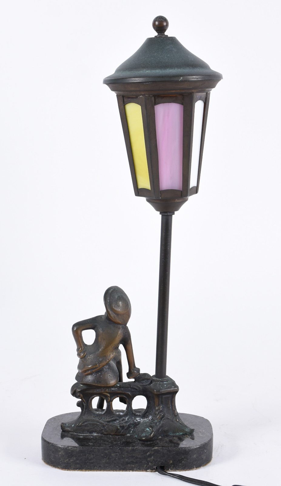 Luminária de metal com figura feminina e poste, base de mármore. - foto 4 de 4