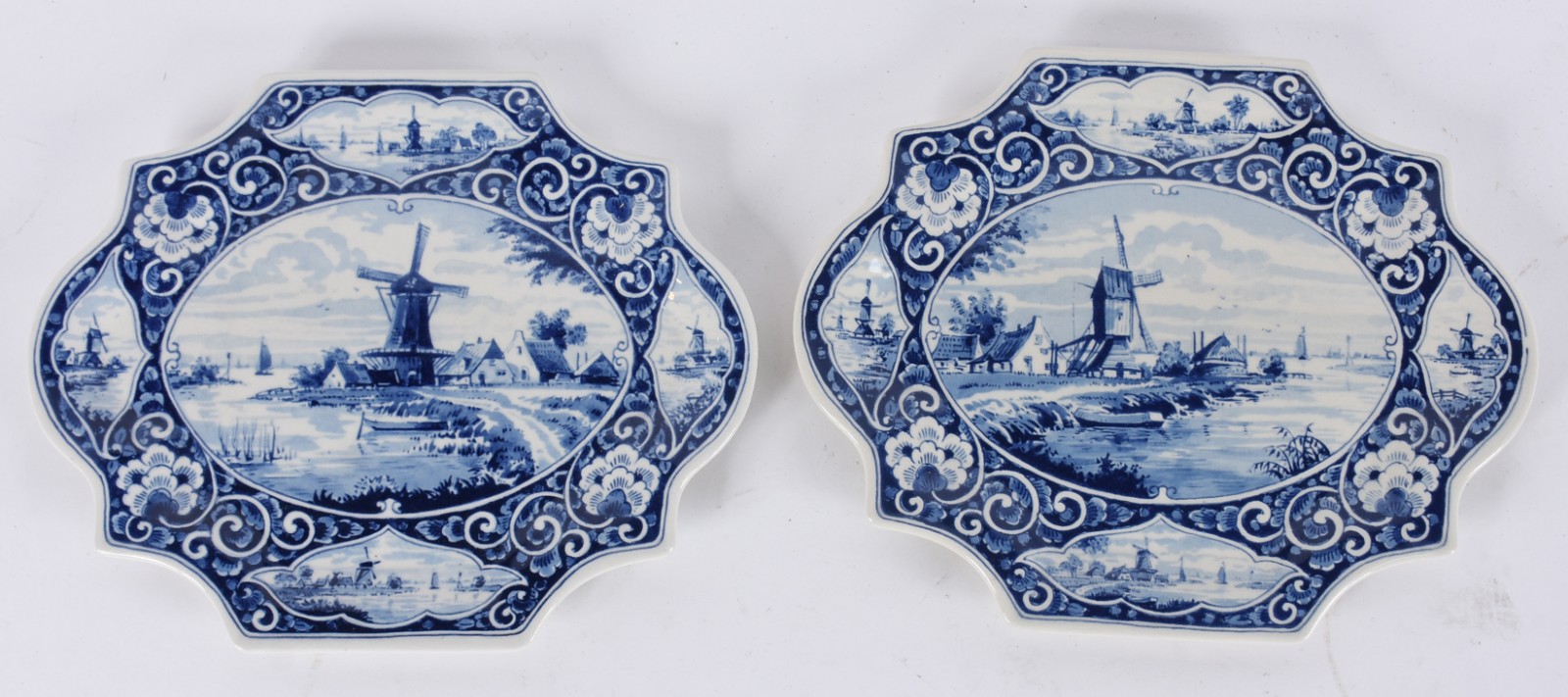 Par de placas de porcelana holandesa de Delft decoradas com cenas... - foto 1 de 4