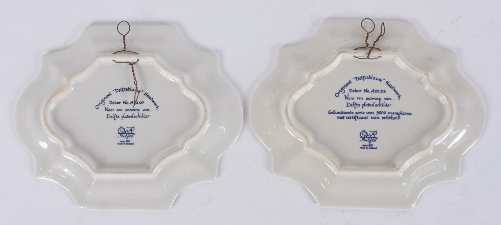 Par de placas de porcelana holandesa de Delft decoradas com cenas... - foto 2 de 4