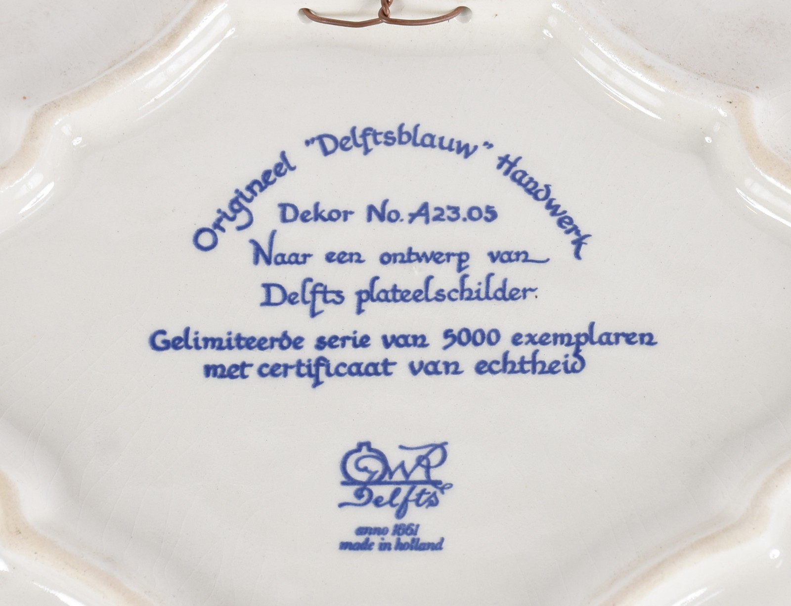 Par de placas de porcelana holandesa de Delft decoradas com cenas... - foto 3 de 4