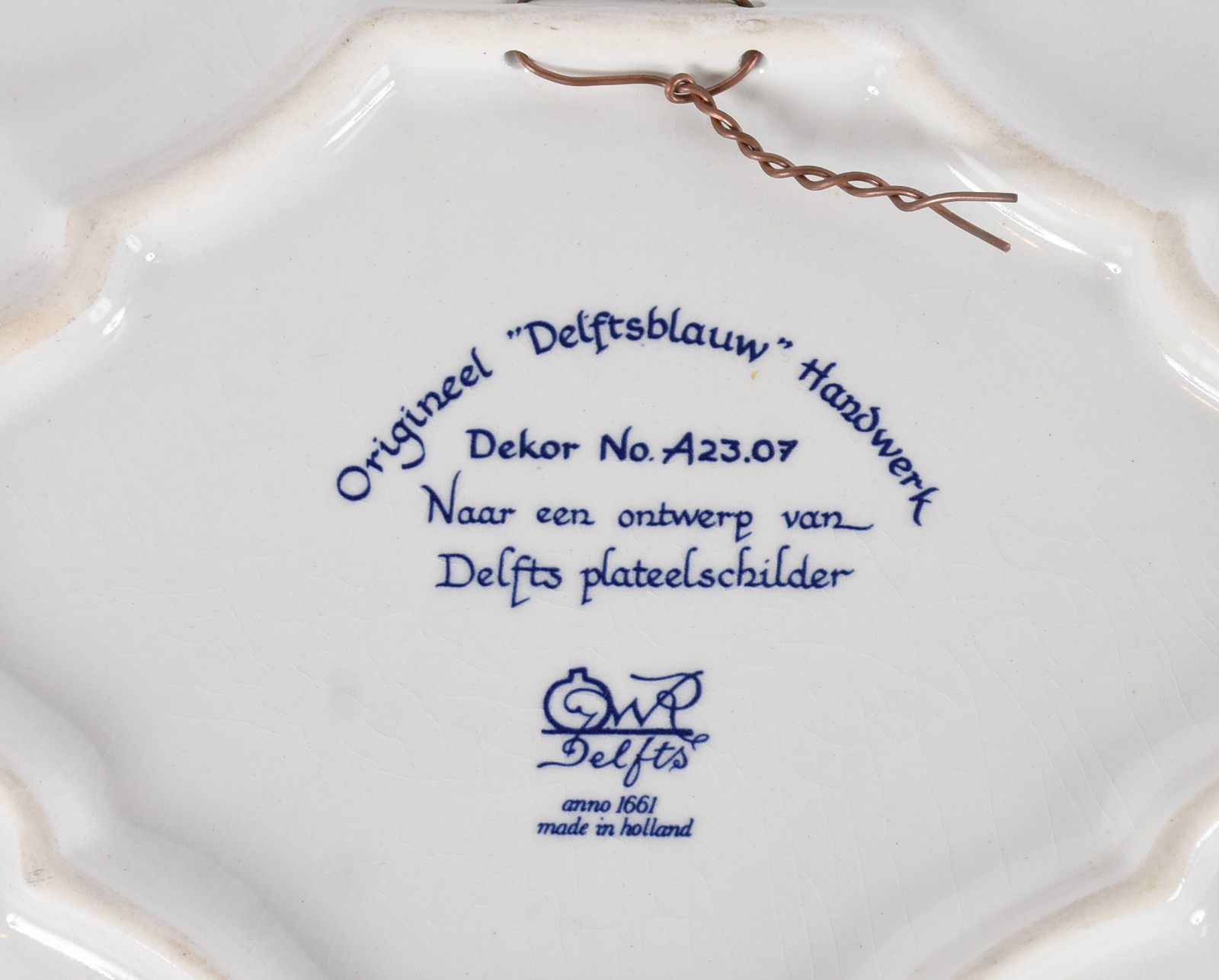 Par de placas de porcelana holandesa de Delft decoradas com cenas... - foto 4 de 4