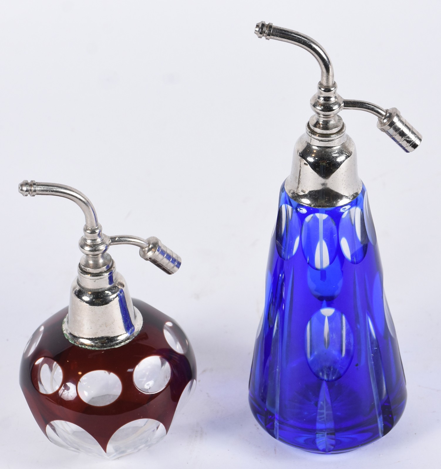 Dois perfumeiros de cristal europeu doublé azul e rubi, lapidados em... - foto 1 de 3
