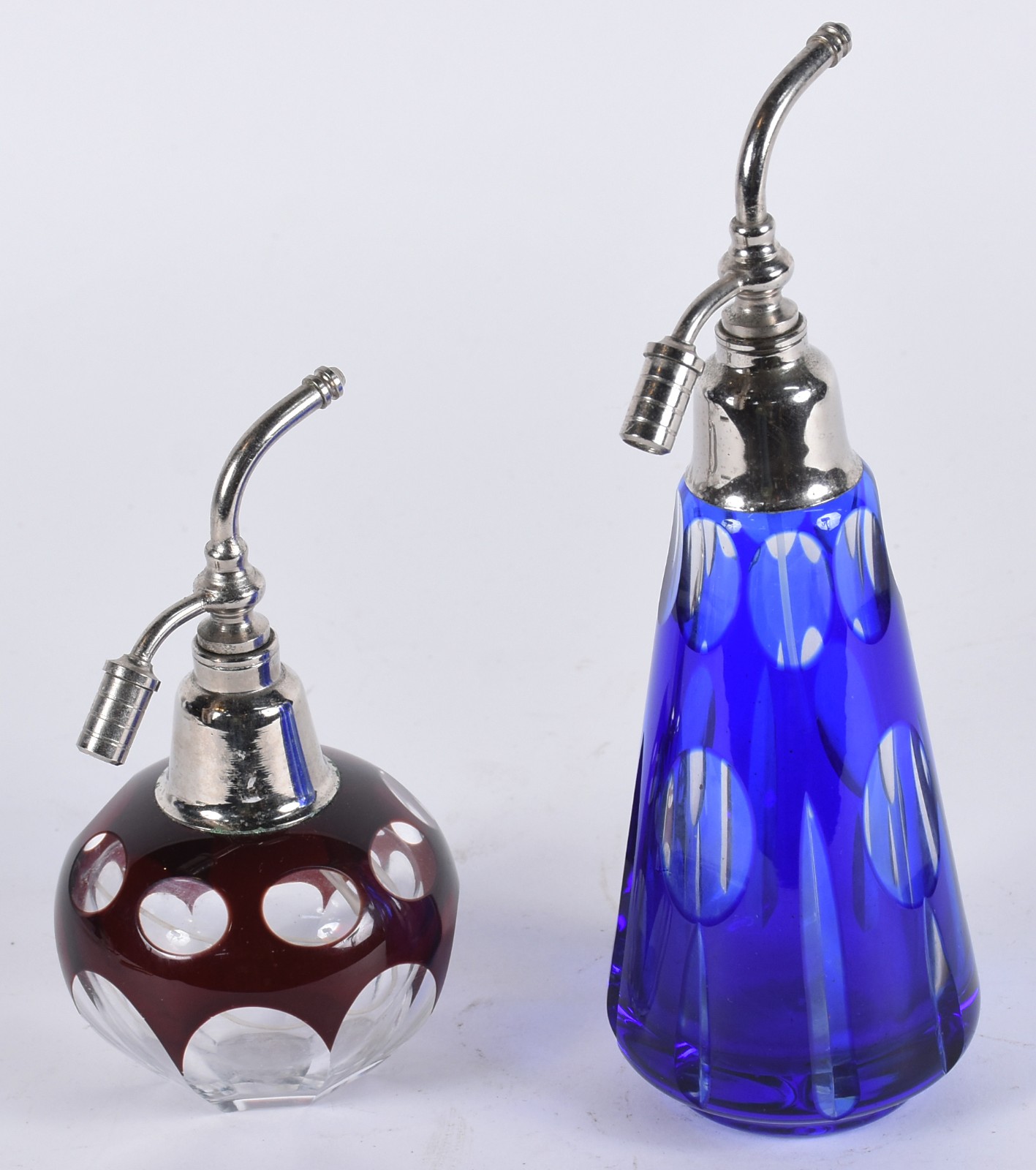 Dois perfumeiros de cristal europeu doublé azul e rubi, lapidados em... - foto 2 de 3